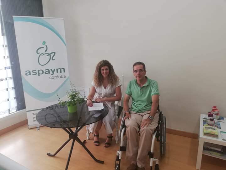 Foto de un representante de ASPAYM Córdoba con la abogada Patricia